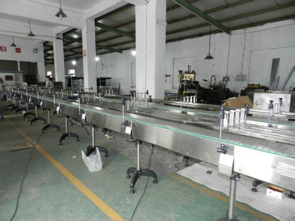 鏈板輸送機(jī)的分類、結(jié)構(gòu)與行業(yè)應(yīng)用